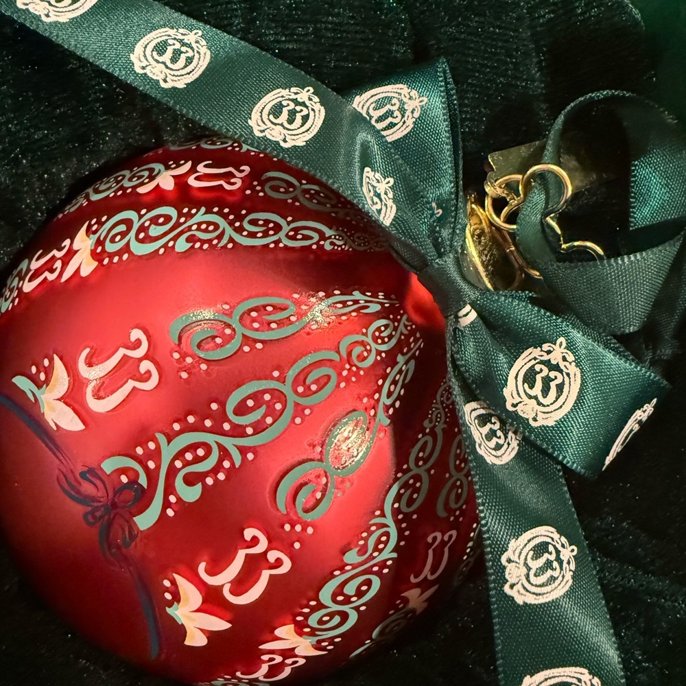 Chic Green Embossed Box - Picture 5 of 5